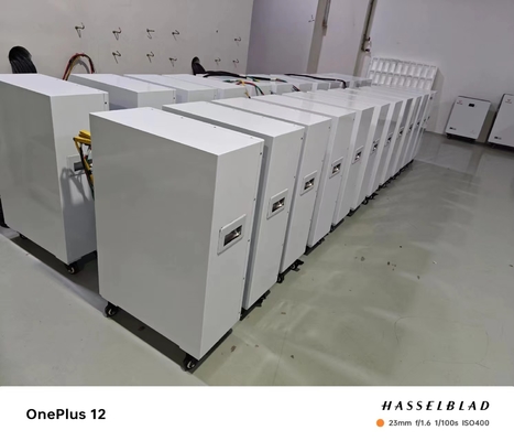 10.24 kWh-30 kwh Solarspeicherbatterie Lithium-Ionen-Ausgangsleistung für die Netzanbindung
